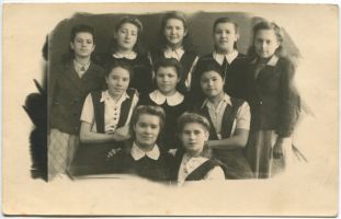 Веселые годы жизни в педучилище.  Девушки - Учащиеся Тарского педучилища.  Тара, 21 ноября 1948 г.  Шугурова Л.М. – первая справа во втором ряду.